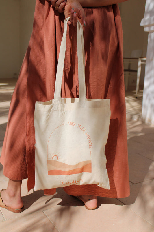 Tote bag souffle d’Orient - Tote bag 100% coton certifié Oeko-tex   Imprimé aux couleurs de la collection Souffle d’Orient, notre tote-bag sera votre allié au quotidien.