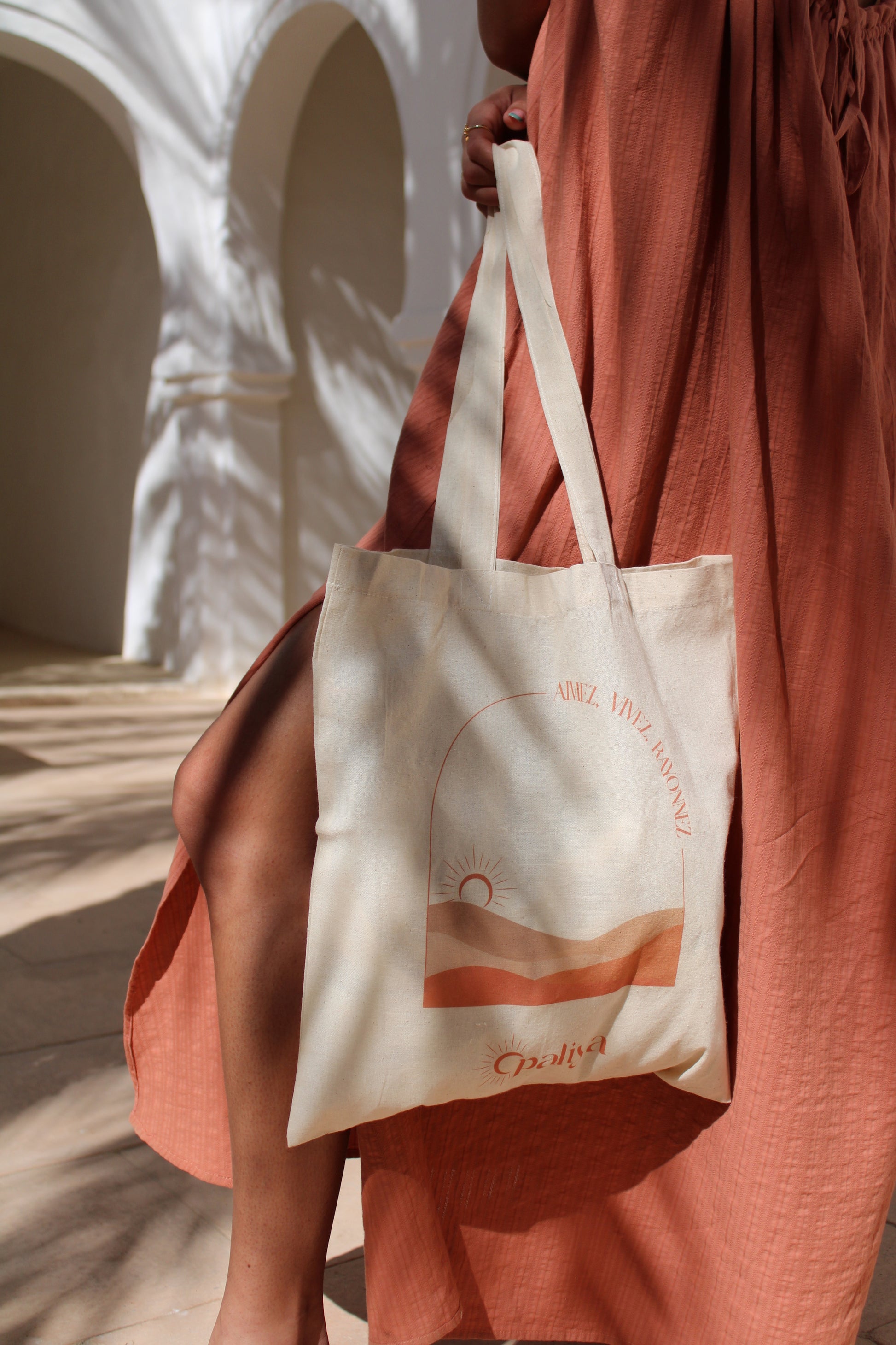 Tote bag souffle d’Orient - Tote bag 100% coton certifié Oeko-tex   Imprimé aux couleurs de la collection Souffle d’Orient, notre tote-bag sera votre allié au quotidien.